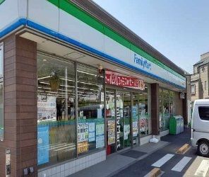 近くのファミリーマートまで216m（徒歩3分）