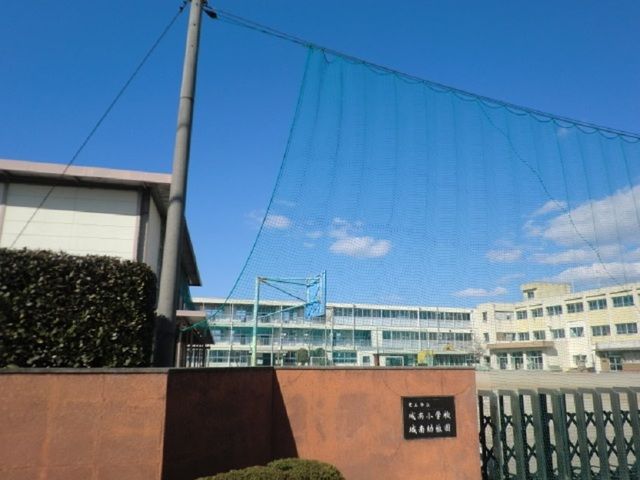 近くの城南小学校まで700m(徒歩9分)