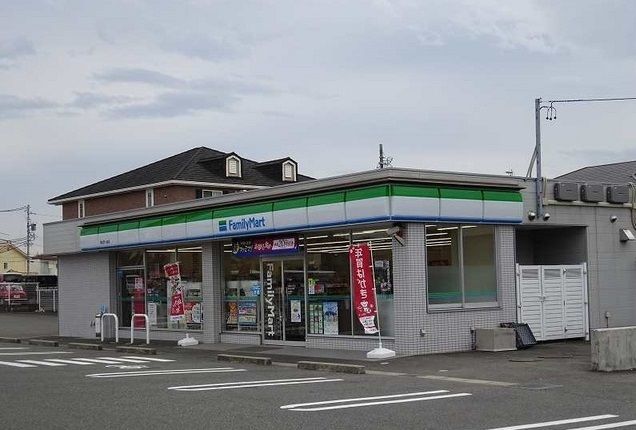 近くのファミリーマート桑名芳ケ崎店まで1,100m（徒歩14分）