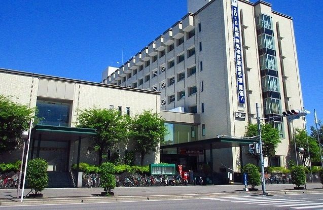 近くの役所まで1,600m（徒歩20分）