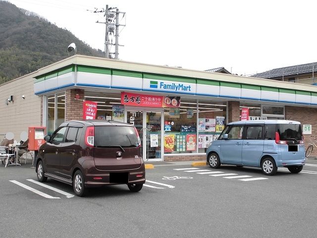 近くのファミリーマート因島因北店まで180m（徒歩3分）