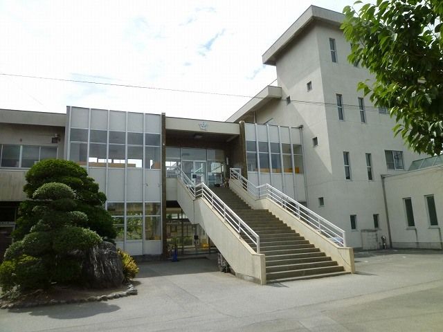 近くの大泉町立西小学校まで700m（徒歩9分）
