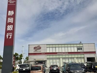 近くの静岡銀行 小松支店まで550m（徒歩7分）