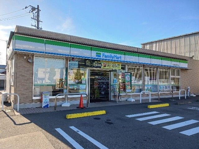近くのファミリーマート別宮町４丁目店まで1,000m（徒歩13分）