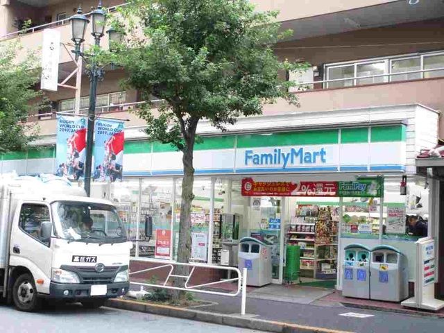 近くのファミリーマートまで180m（徒歩3分）