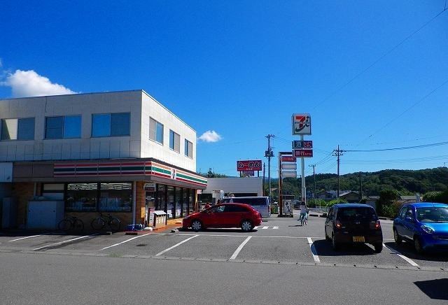 近くのコンビニまで600m（徒歩8分）