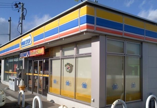 近くのミニストップ二本松向原店まで550m（徒歩7分）