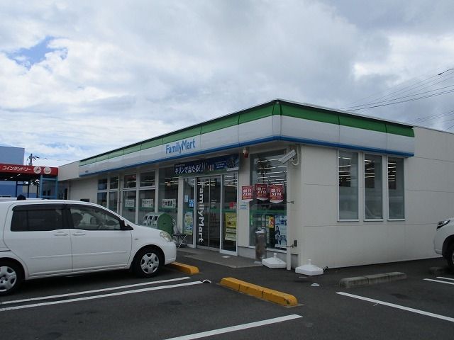 近くのファミリーマート宮崎港前店まで300m（徒歩4分）