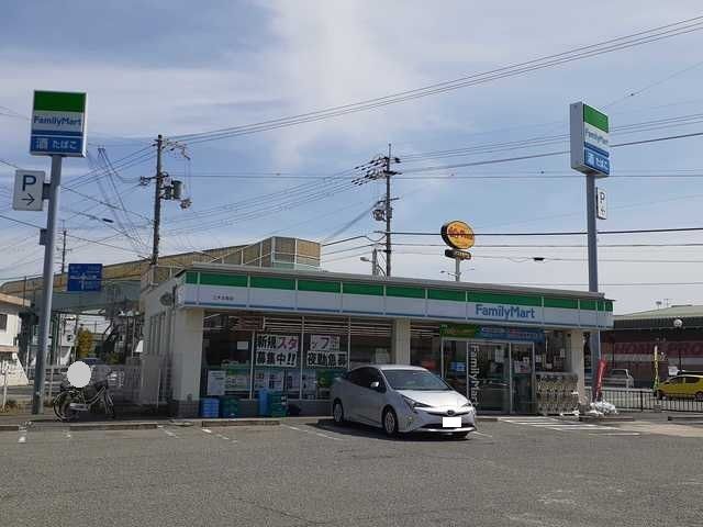 近くのファミリーマート三木志染店まで800m（徒歩10分）
