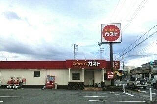 近くのガスト三島梅名店まで600m（徒歩8分）