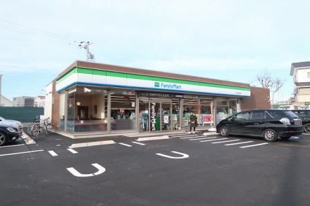 近くのファミリーマートまで600m（徒歩8分）