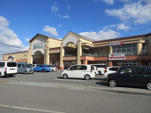 近くのフジ砥部店様まで450m（徒歩6分）