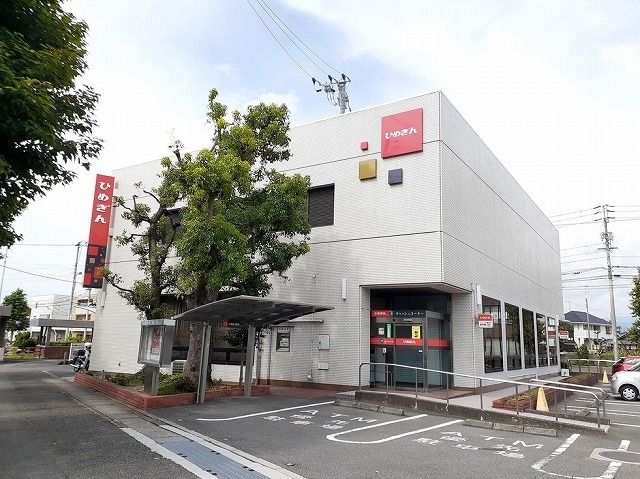 近くの愛媛銀行森松支店様まで1,300m（徒歩17分）