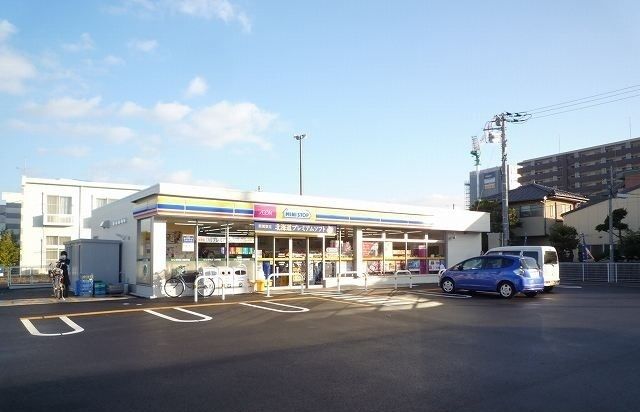 近くのコンビニまで300m（徒歩4分）