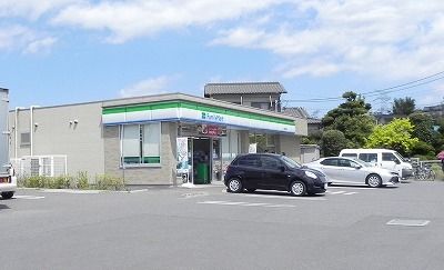 近くのファミリーマート柏松ヶ崎店まで300m（徒歩4分）