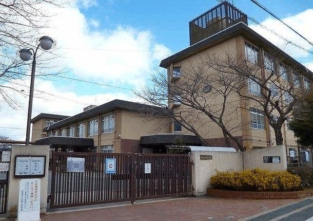 近くの小学校まで800m（徒歩10分）