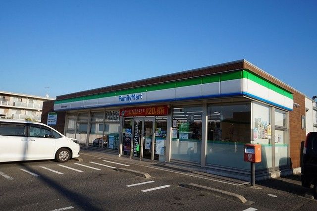 近くのファミリーマート菜の花大橋東店まで100m（徒歩2分）