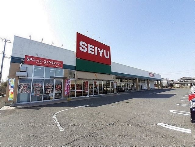 近くの西友吉岡店まで1,100m（徒歩14分）