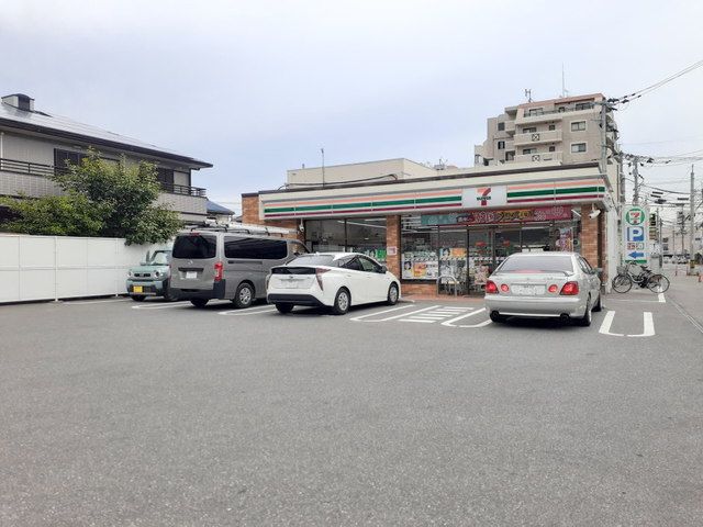 近くのコンビニまで260m（徒歩4分）