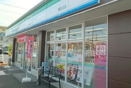 近くのファミリーマートまで610m（徒歩8分）