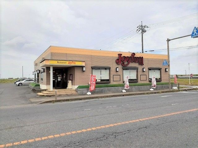 近くのジョイフル小見川店まで300m（徒歩4分）