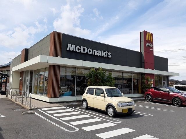 近くのマクドナルドまで1,300m（徒歩17分）