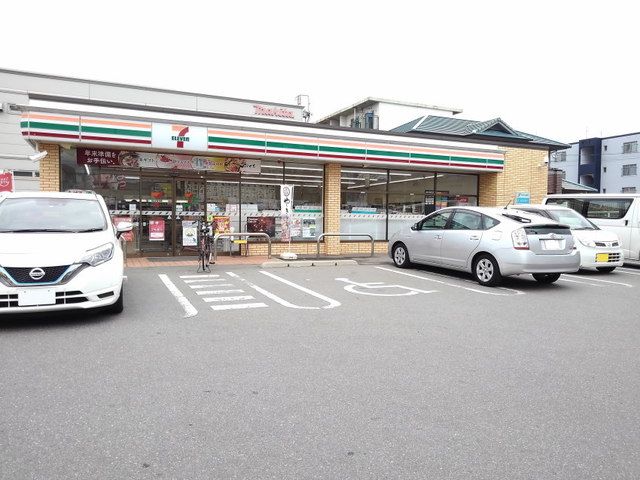 近くのコンビニまで700m（徒歩9分）