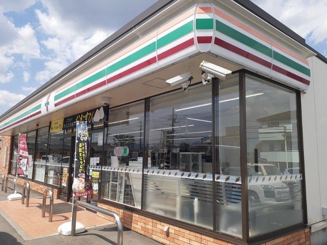 近くのセブンイレブン藤岡仲町店まで600m（徒歩8分）