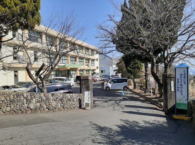 近くの別府市立朝日小学校まで450m（徒歩6分）
