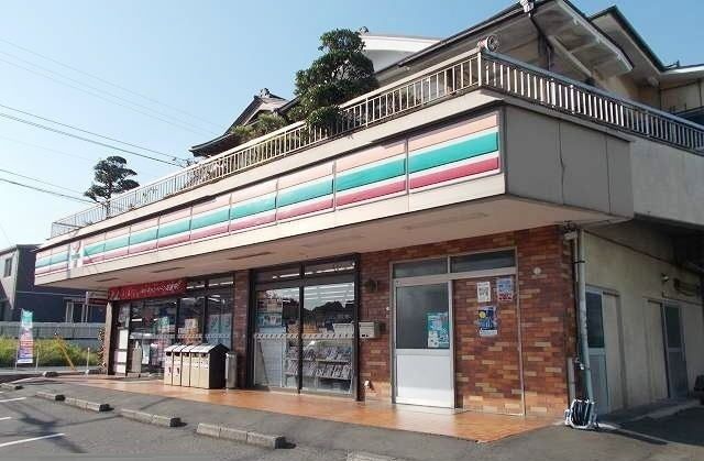 近くのコンビニまで700m（徒歩9分）