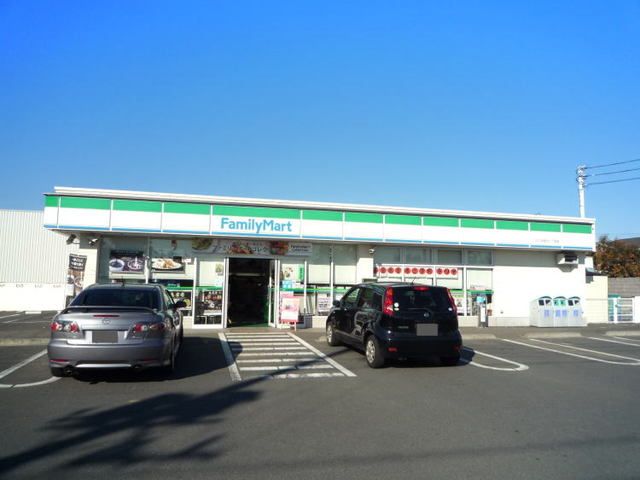 近くのファミリーマートまで170m（徒歩3分）