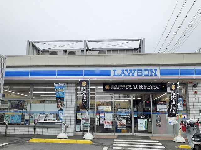 近くのローソンまで400m（徒歩5分）