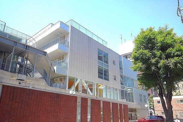近くの資生館小学校まで490m（徒歩7分）