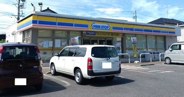 近くのミニストップまで300m（徒歩4分）