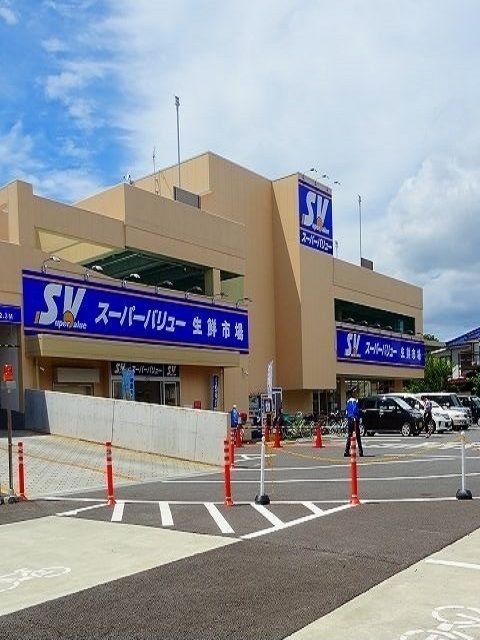 近くのスーパーバリュー福生店まで750m（徒歩10分）