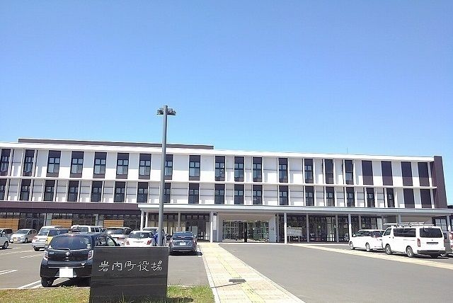 近くの岩内町役場まで1,400m(徒歩18分)