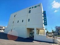 近くの伊予銀行高松東支店さんまで500m（徒歩7分）