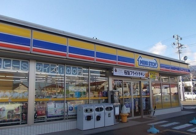 近くのコンビニまで100m（徒歩2分）