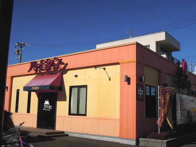 近くの飲食店まで400m（徒歩5分）