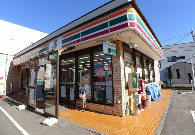 近くのセブンイレブン桐生バイパス店まで600m(徒歩8分)