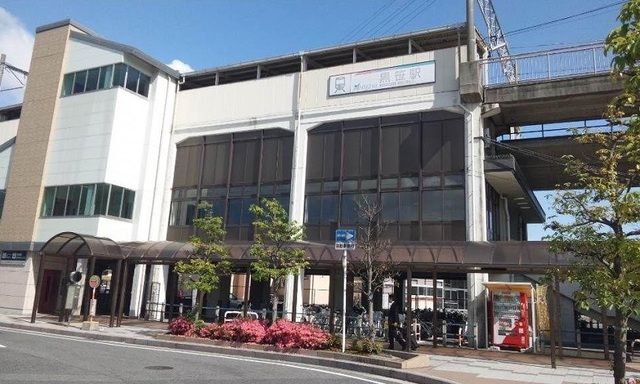 近くの駅まで5,400m（徒歩68分）