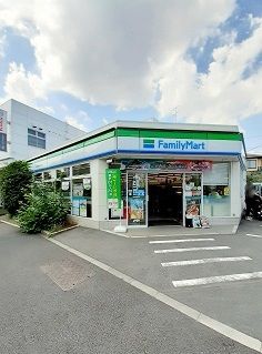近くのファミリーマート西落合3丁目店まで209m（徒歩3分）
