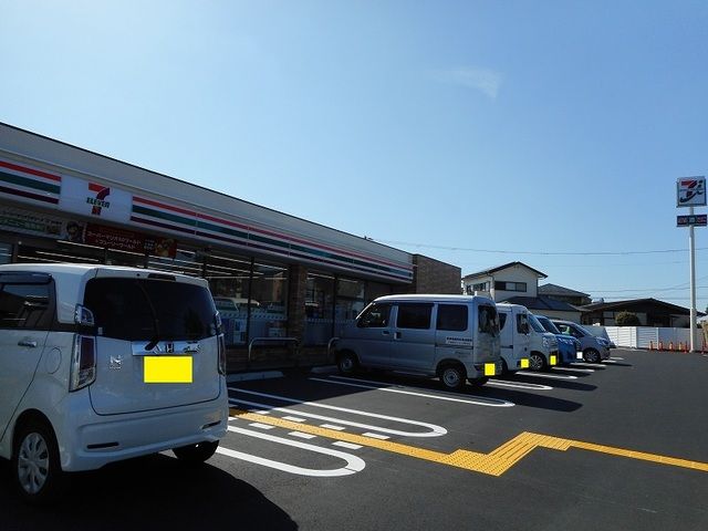 近くのコンビニまで550m（徒歩7分）