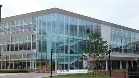 近くの新発田市立図書館まで1,000m（徒歩13分）