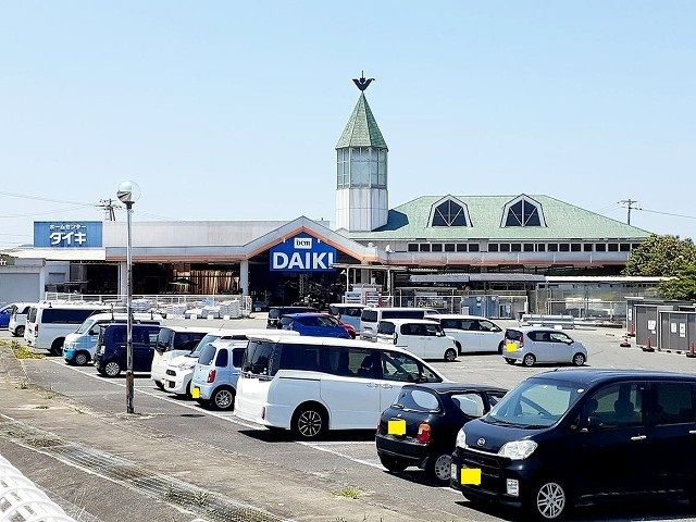 近くのホームセンターまで800m（徒歩10分）