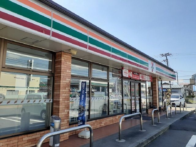 近くのコンビニまで300m（徒歩4分）