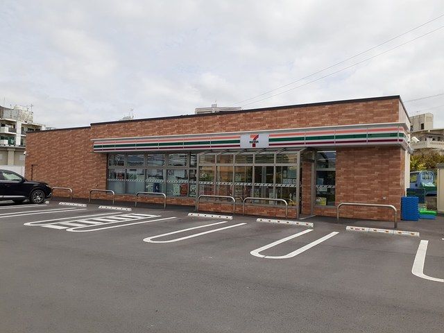 近くのセブンイレブン沖縄高原2丁目店まで160m（徒歩2分）