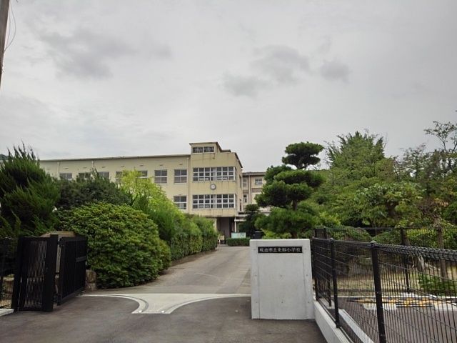 近くの坂出市立東部小学校まで1,300m（徒歩17分）