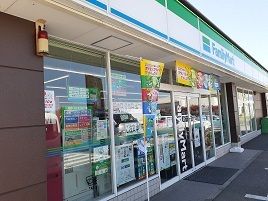 近くのファミリーマート玉村福島店まで950m（徒歩12分）