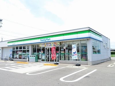 近くのファミリーマート徳島川内平石店まで350m（徒歩5分）
